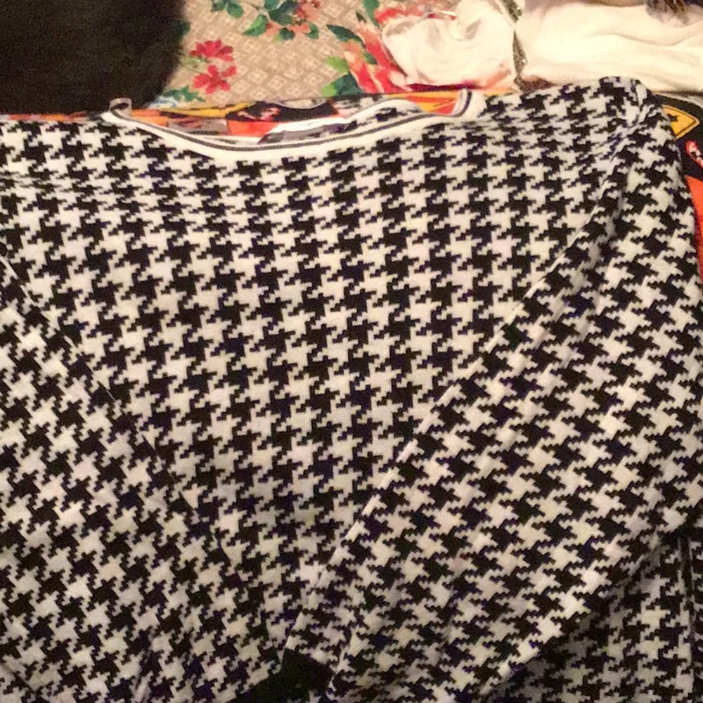 Houndstooth long sleeve sweater
